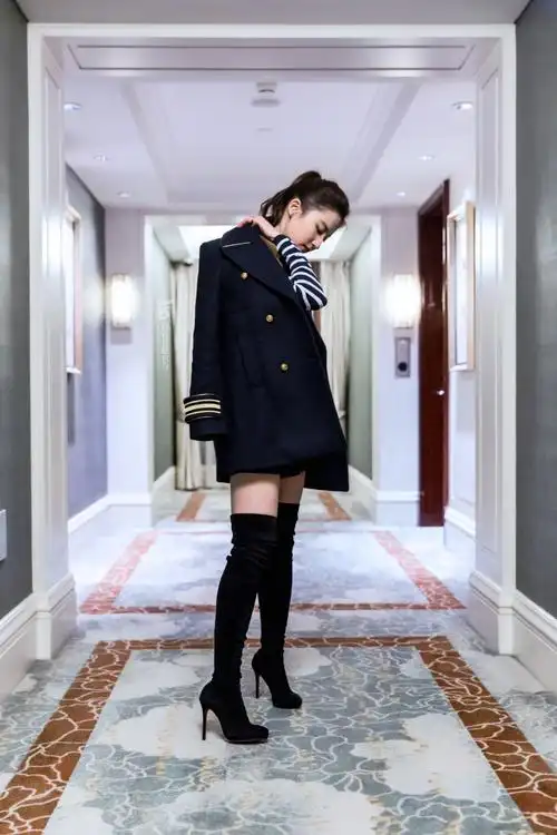 刘亦菲制服长靴性感写真图片13