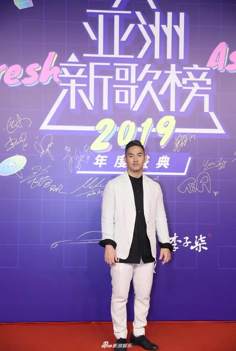 组图:中孝介亮相亚洲新歌榜红毯 白西装搭黑t显熟男魅力