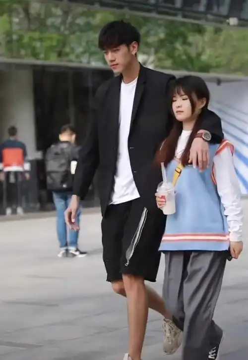 最萌身高差男生搭女生肩还要弯腰却被女生的水水裤潮到