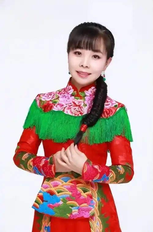 "草根歌手"王二妮和李飞结婚8年,她初心不改,他却像换了个人_父母