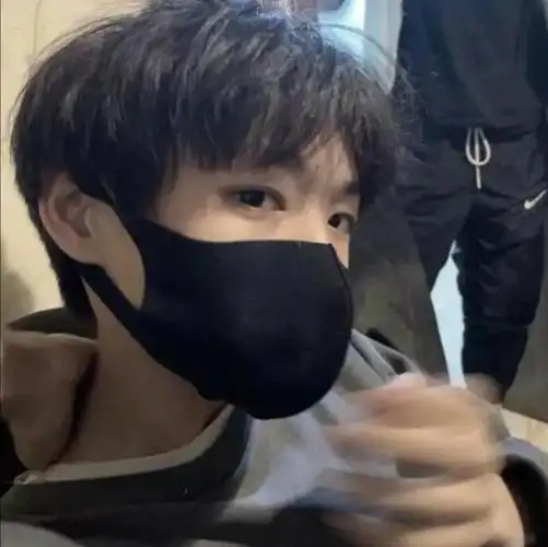 男头小奶狗带上口罩也很小狼狗嘛