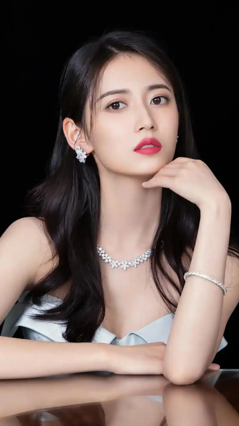 陈钰琪白色抹胸长裙的穿搭显得优雅漂亮好看