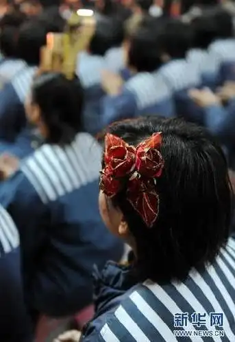 1月19日,天津市女子监狱的服刑人员准备上台演出.