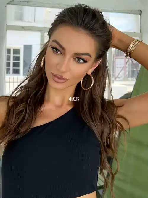 被太阳亲吻过的乌克兰美女小麦肤色模特