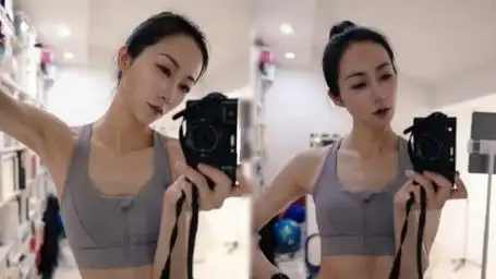 41岁韩雪晒健身照又瘦5斤,美颜太过被吐槽,腹肌吸睛脸却很假