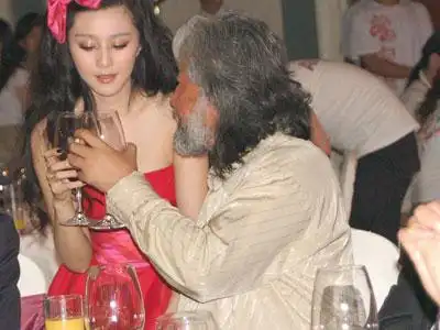 范冰冰坐张纪中大腿