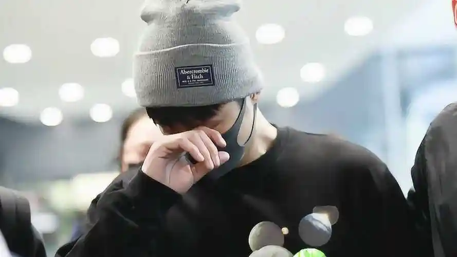 黄景瑜在机场哭了穿卡通衣服超帅气身边工作人员都是帅哥