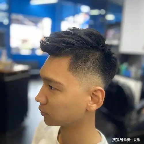 男生留小飞机头发型超帅气利用渐层推剪打造清爽干净造型