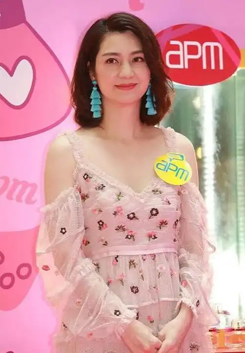 48岁洪欣真老了!穿少女粉裙硬要扮嫩,无奈精修技术竟消不掉皱纹