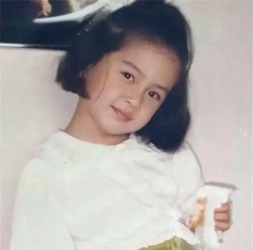 当红女星的童年照,热巴精致,张子枫可爱,看到郑爽:经历了啥?
