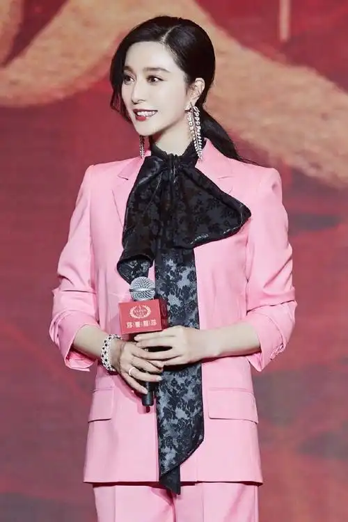 复出后的范冰冰更美了一身粉色套装尽显女人味范爷气场依旧