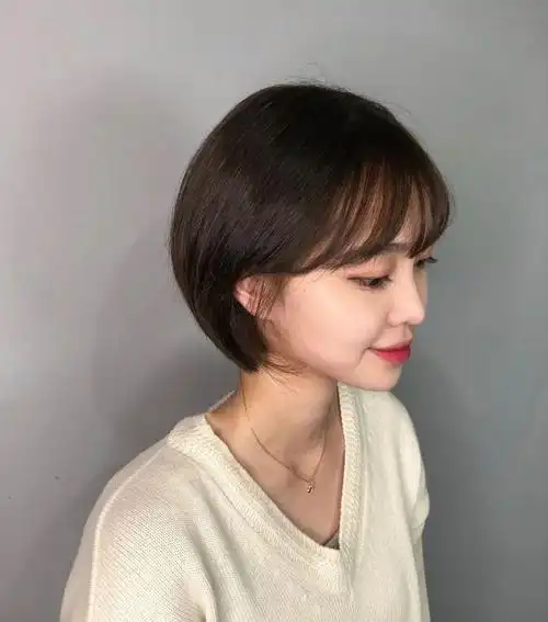 还想要优雅的感觉一头利落的短发自然更受青睐对于喜欢清爽的女生来说