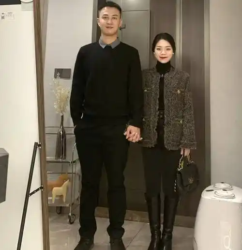 当158cm老婆和180cm老公同框,打扮甜美少女,越看越觉得般配_比例_造型