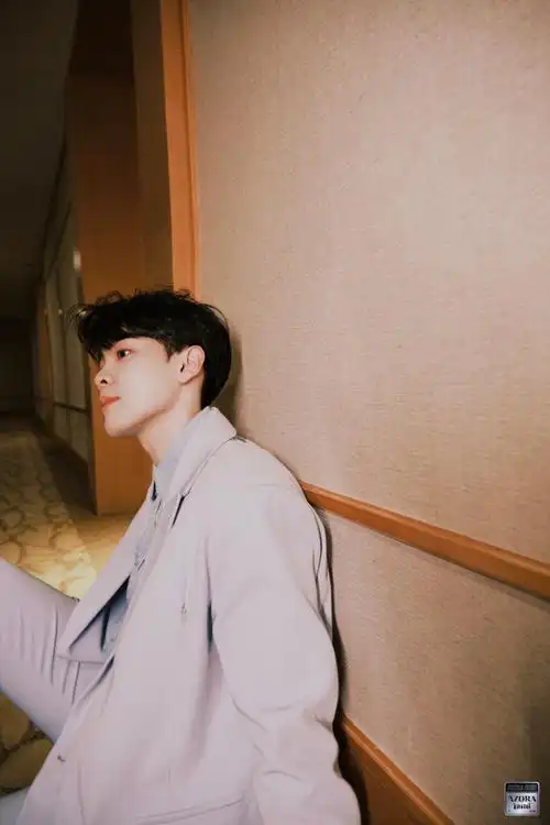 尤长靖周一西装九宫格