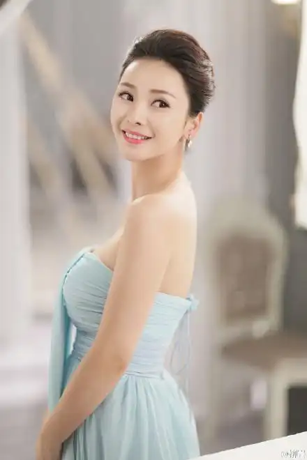 首页 美女图片 美女明星 性感女神柳岩蓝白抹胸裙大秀酥胸极致喷血