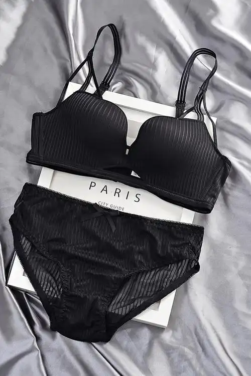 > 黑色内衣聚拢