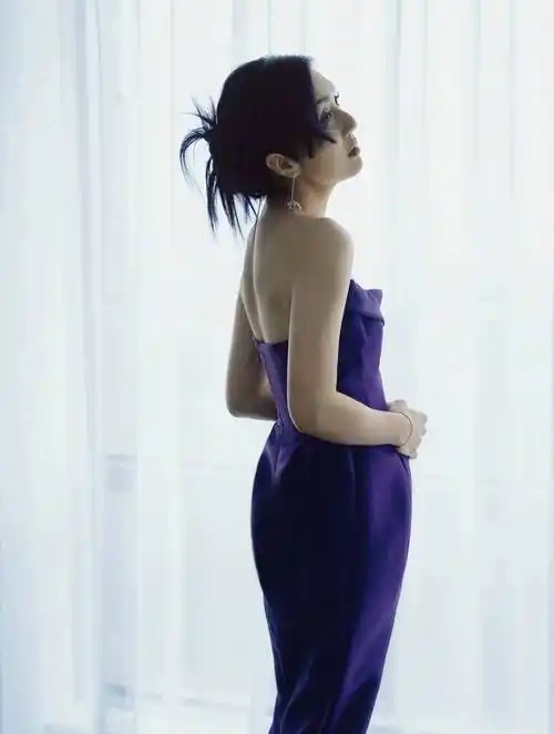 杨千嬅出席央视财经晚会 紫色抹胸造型温婉大气_魅力_礼服_气息