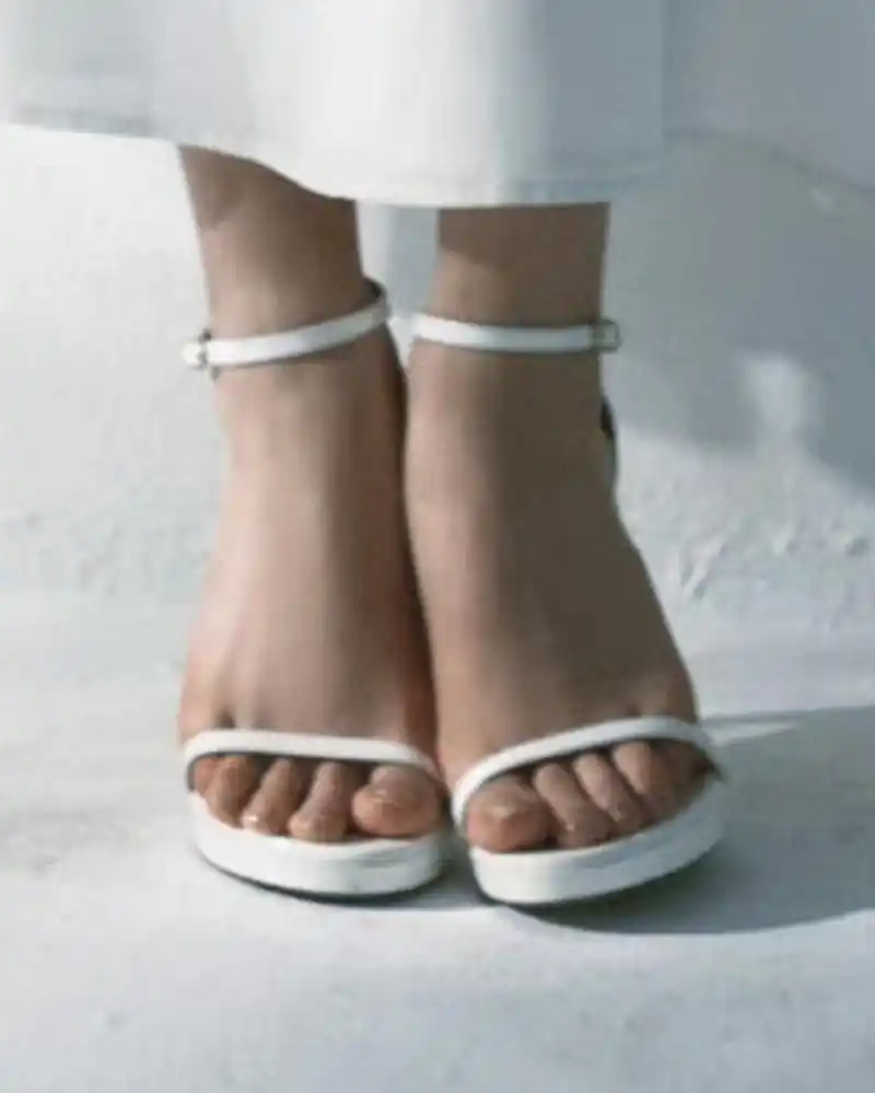 【赵今麦】90:白色一字带包后跟高跟凉鞋