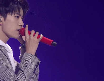 易烊千玺唱歌才艺帅气gif动图_动态图_表情包下载_soogif