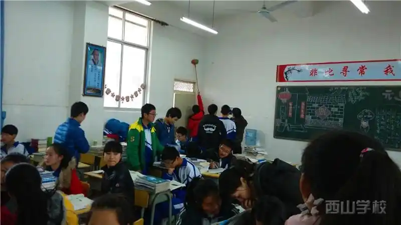 高一(9)班全体师生下课后的情景