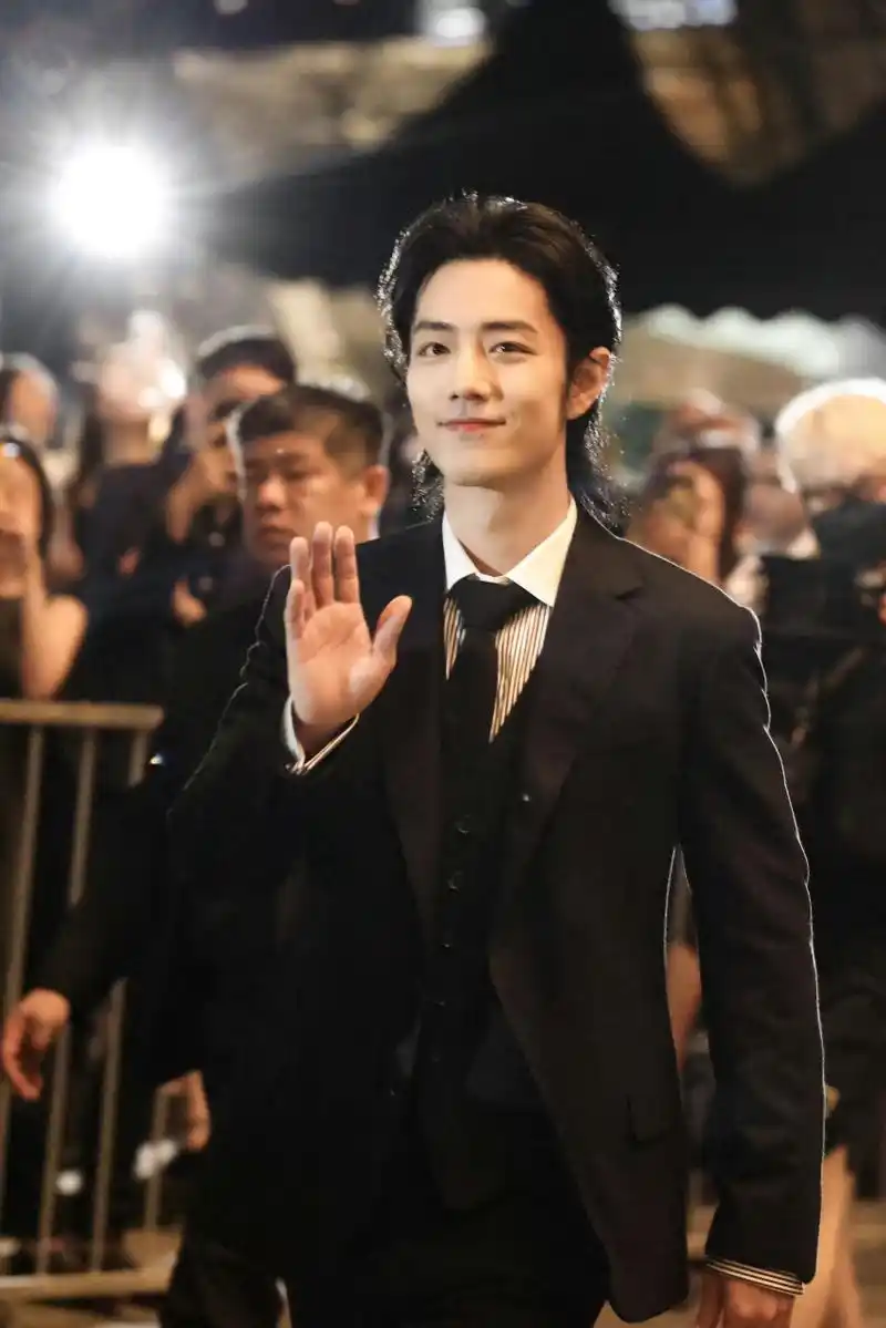 不断地微笑颔首,挥手示意,两次深深鞠躬,对于诚挚的爱意,肖战总是珍而