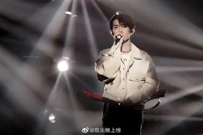 易烊千玺玊尔演唱会视频