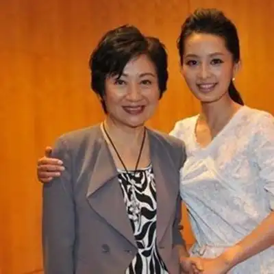 【图】李沁爸妈照片曝光 被爆其父母与神秘男友一起吃饭!