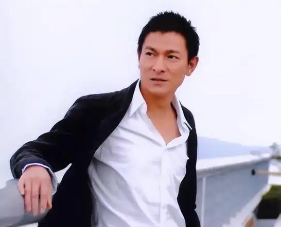 "追星狂人"杨丽娟:曾追求刘德华逼得父亲跳海,如今她怎样了?