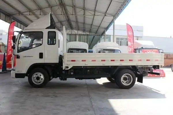 轻型普通货车是载运货物的汽车,俗称卡车,它装载货物的货箱通常与驾驶