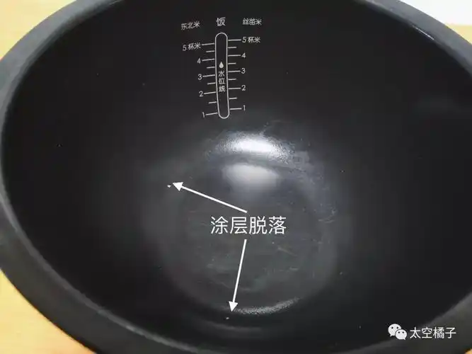 而米家的设计则是抛光圆底,另外我的米家电饭煲内胆已经发生了脱落