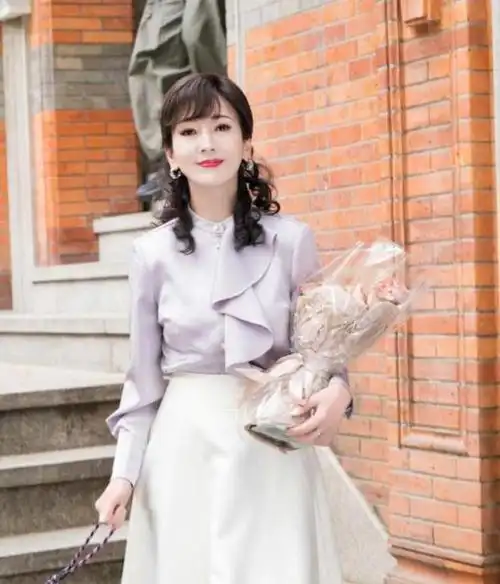 70岁赵雅芝和76岁汪明荃对比,扮嫩的尴尬和优雅老去一目了然