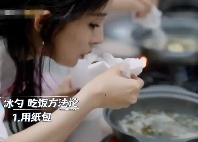 杨幂录节目大口吃饭,拍到碗里的汤饭那一刻,原谅我吃不下去!