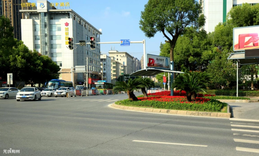 特约记者行:十字路口也是城市风景线