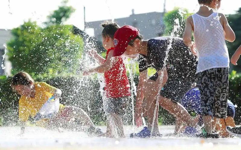 5度高温 孩子们喷泉戏水