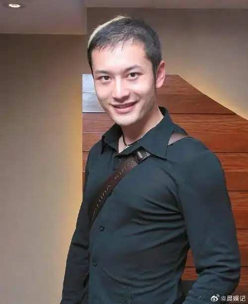 黄晓明也秃顶了!看上去老了十岁,但他心态好,从容应对