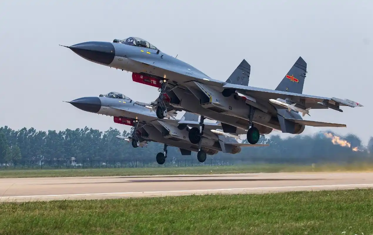 中国歼11系列战机梦幻色彩靓照!