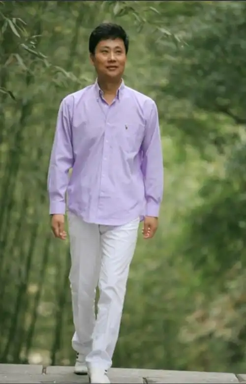 回顾耿为华:宠妻15年被抛弃,离婚当天与女儿抱头痛哭,51岁仍单身