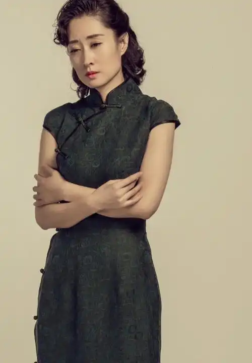 刘敏涛的气质真是绝了,旗袍造型很有韵味,"眼技"更耐看