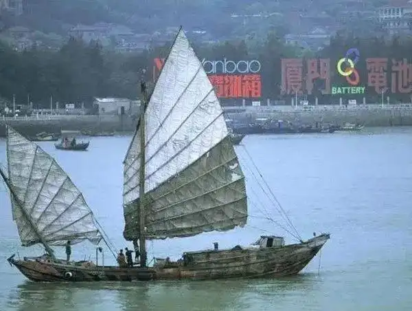 1992年,厦门,行驶在厦鼓海峡上的木帆船.