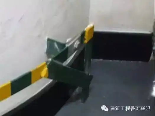 接地干线扁钢应与配电室金属门的接地扁钢,门口地下过门预留的接地