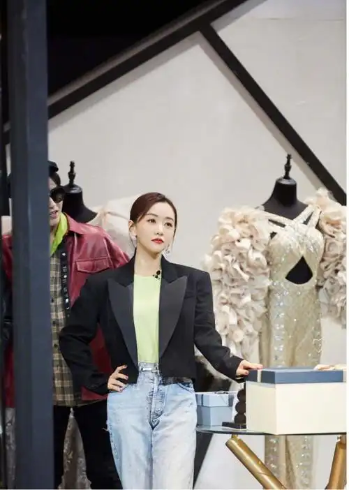 杨蓉个子虽小,但身材比例很出众,穿西装配牛仔裤也藏不住好气质