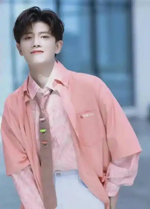 任嘉伦已婚少年感扛把子和最新八卦,好看又好笑_杨洋_谭松韵_团队