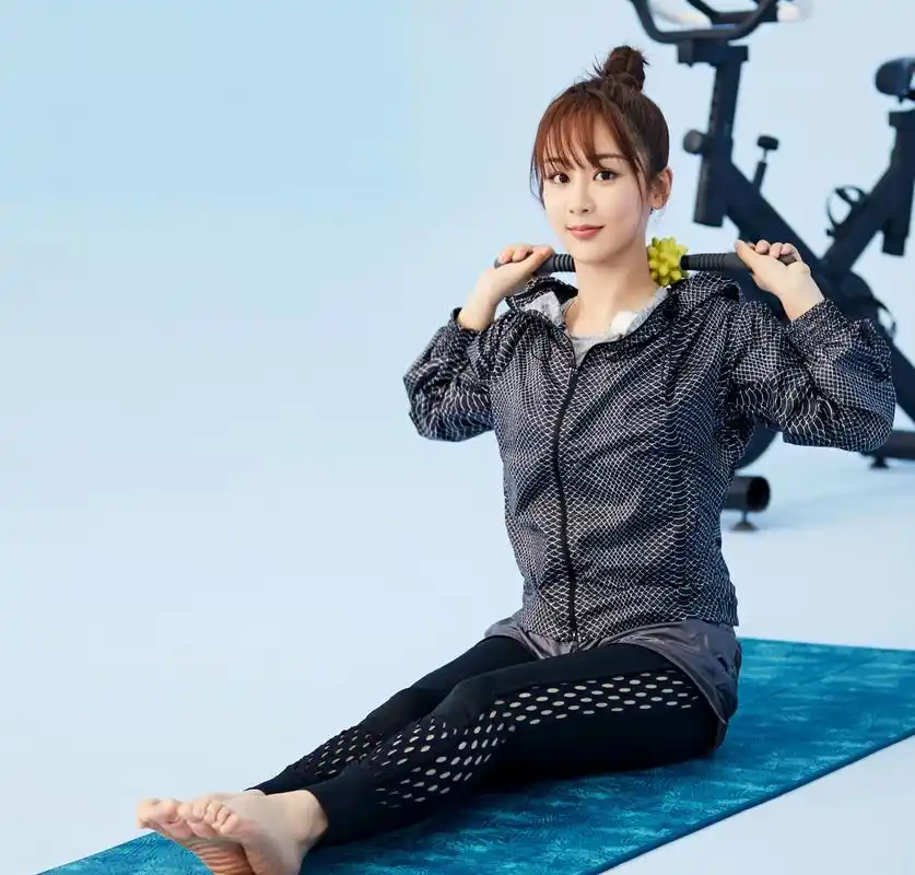 杨紫晒健身美图,怪不得身材越来越好了呢