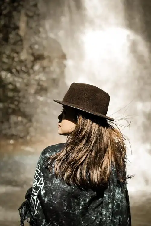 戴棕色帽子的妇女-人,女人,女性,帽子,独自一人,穿-海量高质量免版权