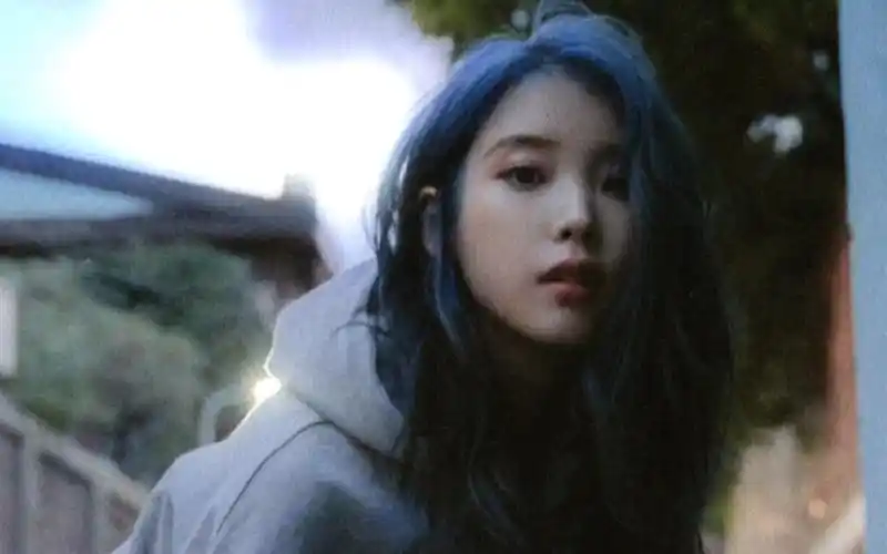 超喜欢iu的这组蓝发色造型|氛围感满满