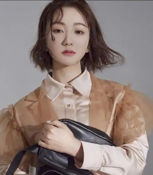 杨蓉任性,"豆皮衬衫"上套网纱不够还系"马鞍",短发美翻了