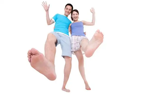 快乐年轻情侣光着脚