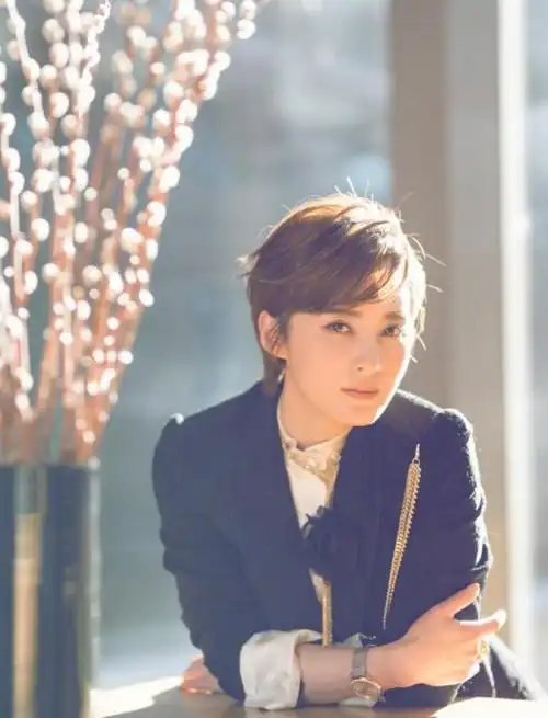 蒋勤勤留短发太飒了,黑色西装配薄纱裙,"上厚下薄"美不胜收