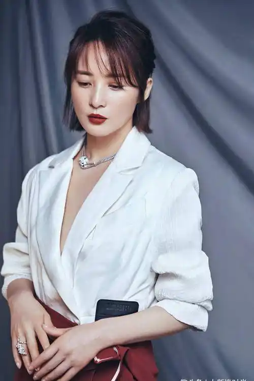 蒋勤勤真放得开,西装里面穿低身材上衣就出来,身材有料太加分