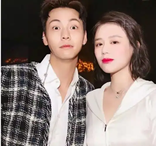 马思纯带病参加活动,大方与陈伟霆合照,不料却被南方粉丝骂惨了